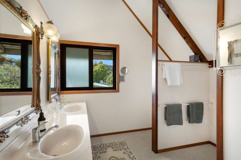 Photo of property in 2 Queens View Road, Russell, 0202