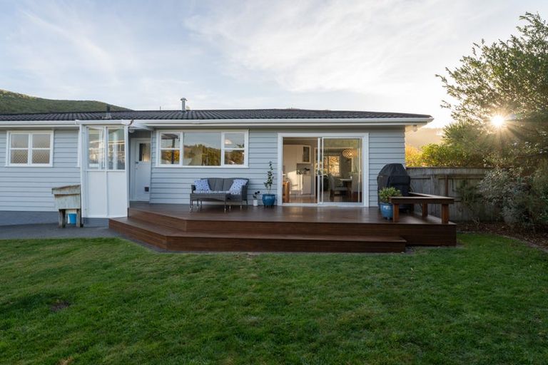 Photo of property in 2 Fitzwilliam Terrace, Tawa, Wellington, 5028