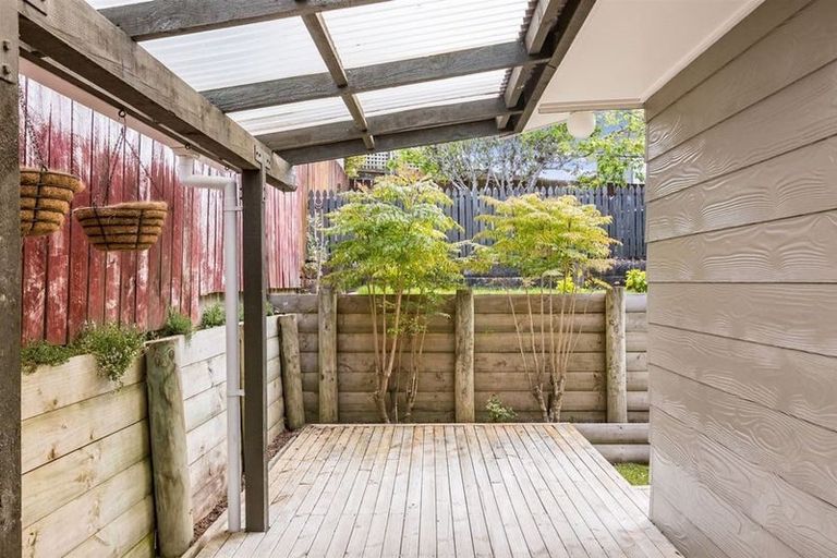 Photo of property in 10 Albatross Close, Whitby, Porirua, 5024