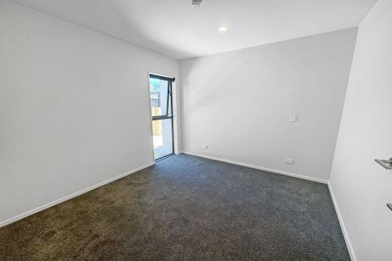 Photo of property in 2/79 Edmonton Road, Henderson, Auckland, 0612