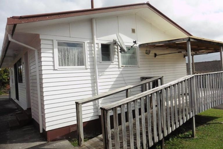 Photo of property in 39 Kirrie Avenue, Te Atatu South, Auckland, 0610