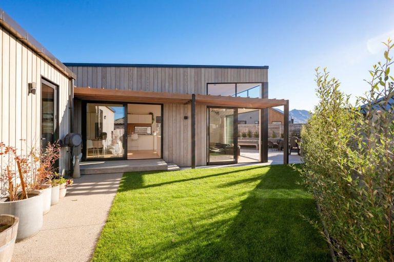 Photo of property in 17 Doug Ledgerwood Drive, Wanaka, 9305