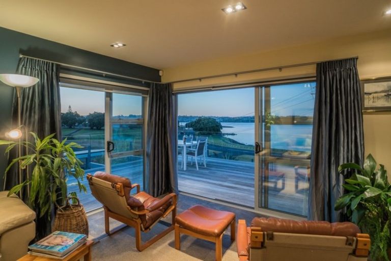 Photo of property in 16 Kiwi Esplanade, Mangere Bridge, Auckland, 2022