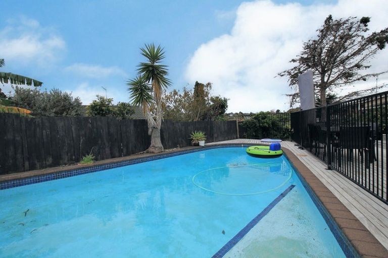 Photo of property in 8 La Perouse Street, Botany Downs, Auckland, 2010