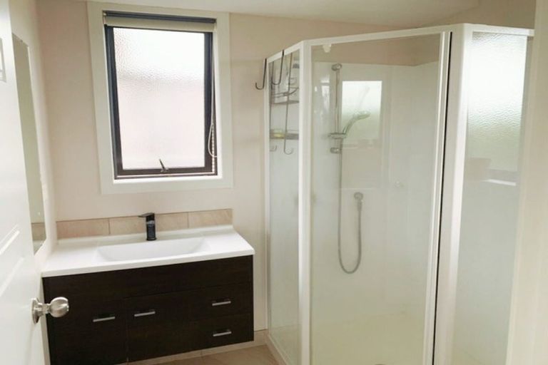 Photo of property in 89 Lake Panorama Drive, Henderson Valley, Auckland, 0612