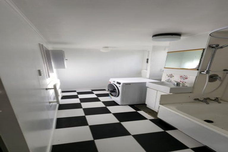 Photo of property in Churchill Flats, 213 The Terrace, Wellington Central, Wellington, 6011