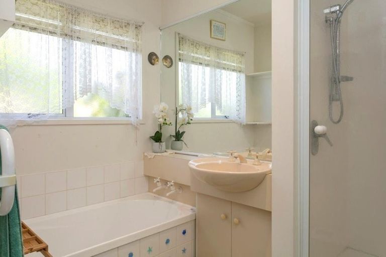 Photo of property in 29 Fairview Terrace, Waipahihi, Taupo, 3330