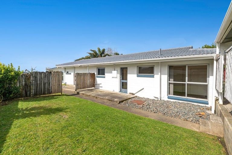 Photo of property in 1/587 Glenfield Road, Totara Vale, Auckland, 0629
