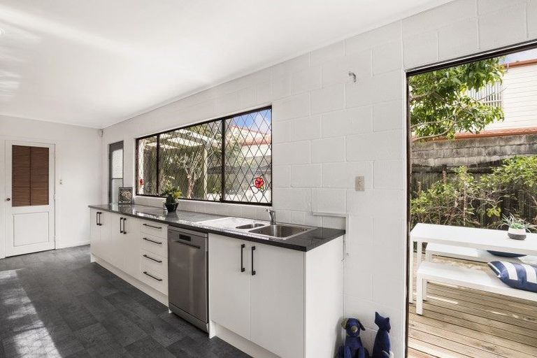 Photo of property in 8 Crompton Road, Massey, Auckland, 0614