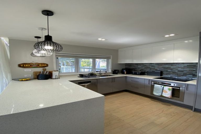 Photo of property in 27 Aplin Place, Birkdale, Auckland, 0626