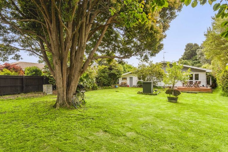Photo of property in 15 Walton Avenue, Waikanae, 5036