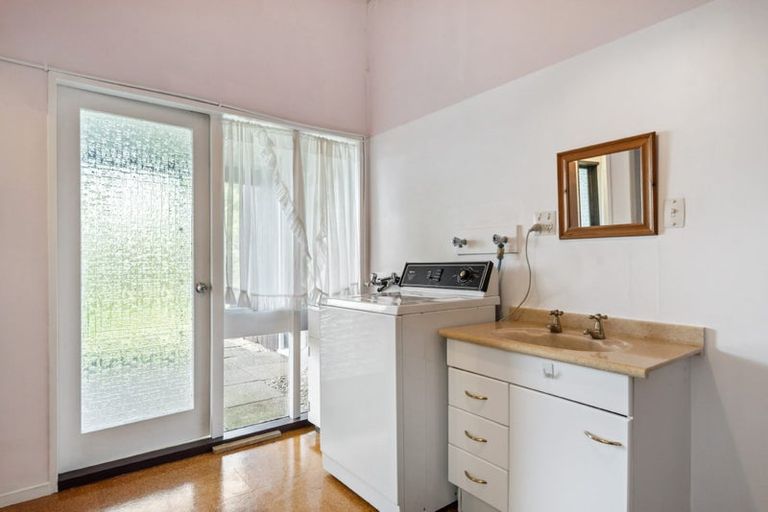 Photo of property in 8 Shearwater Rise, Rothesay Bay, Auckland, 0630