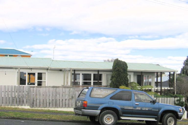 Photo of property in 20 Coles Crescent, Papakura, 2110