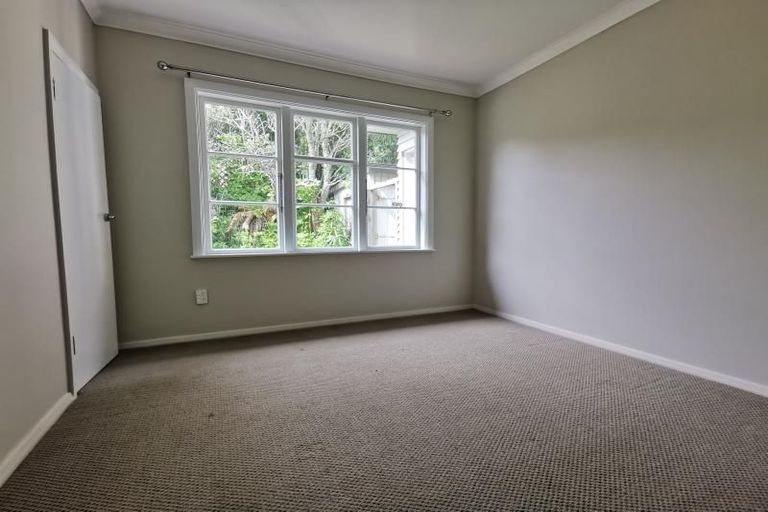 Photo of property in 96 Glanmire Road, Newlands, Wellington, 6037