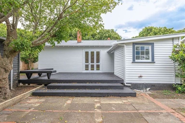 Photo of property in 10 Selwyn Crescent, College Estate, Whanganui, 4500