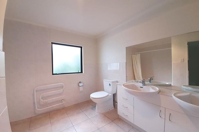 Photo of property in 17 Crimson Park, Oteha, Auckland, 0632