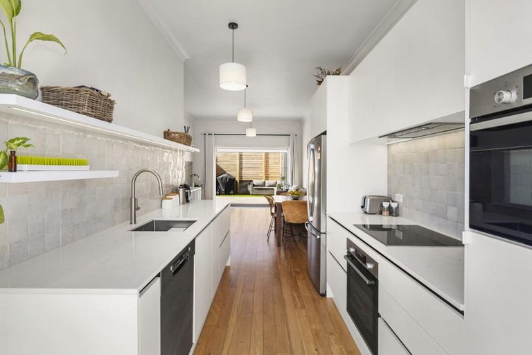 Photo of property in 16 Rua Street, Lyall Bay, Wellington, 6022