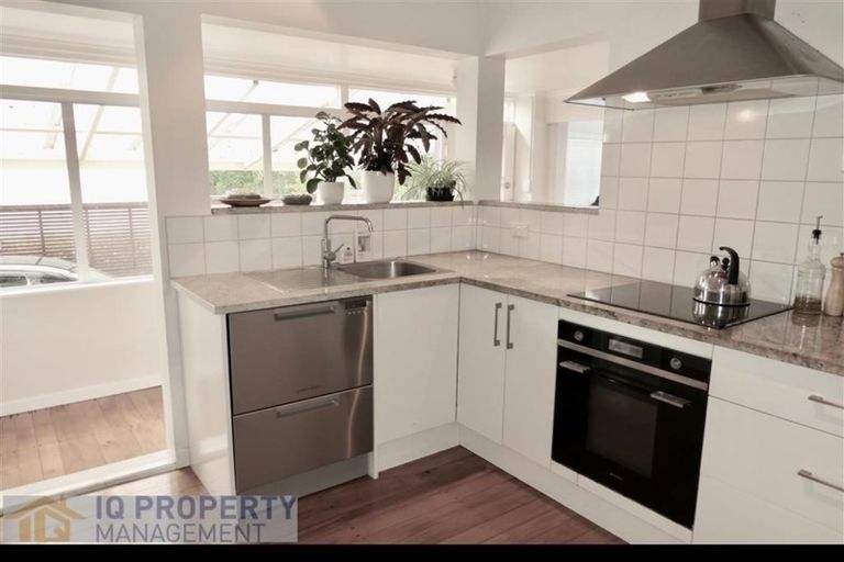 Photo of property in 43 Eastglen Road, Glen Eden, Auckland, 0602