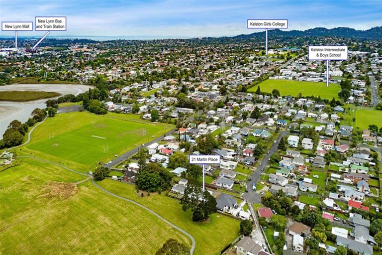 Photo of property in 21 Martin Place, Kelston, Auckland, 0602