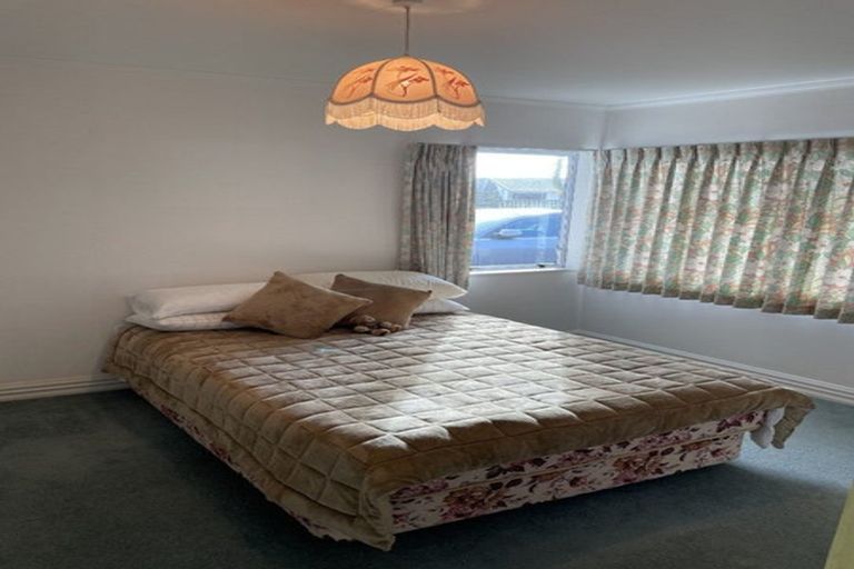 Photo of property in 2/24 Cherub Place, West Harbour, Auckland, 0618