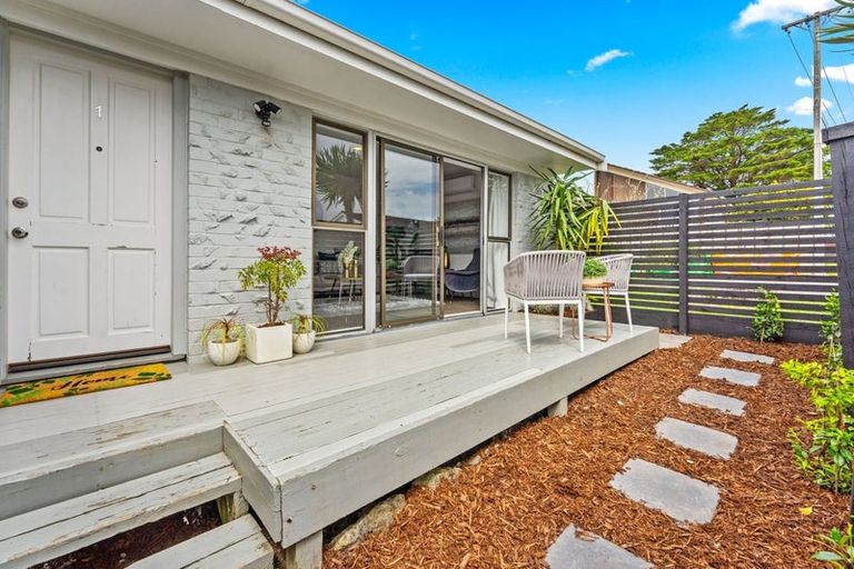 Photo of property in 1/307a Wairau Road, Totara Vale, Auckland, 0627