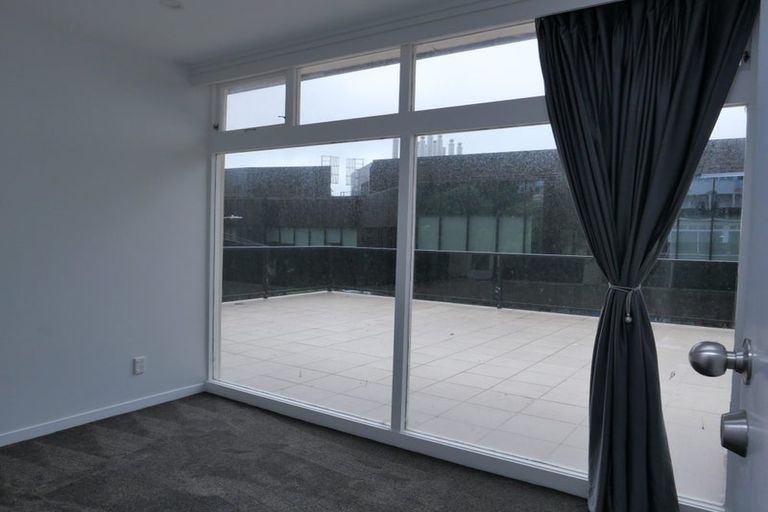 Photo of property in 70 Kelburn Parade, Kelburn, Wellington, 6012