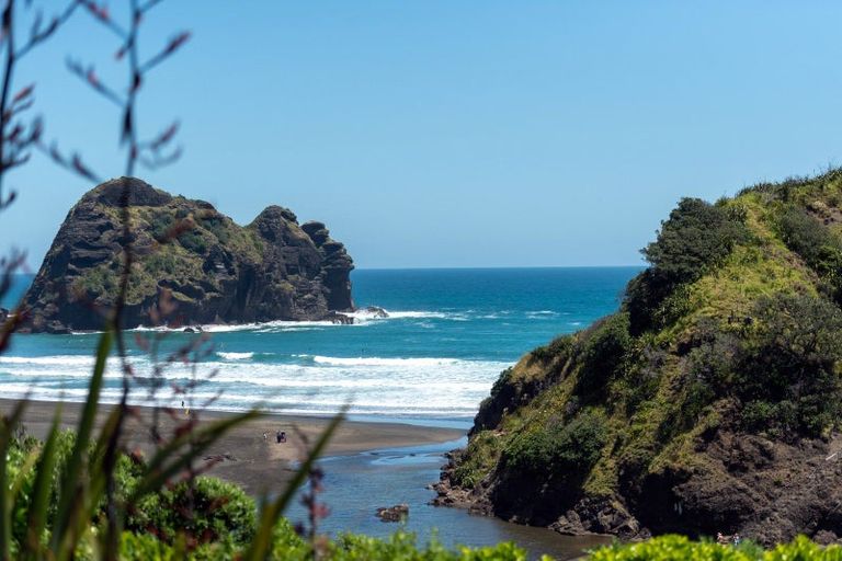 Photo of property in 20 Garden Road, Piha, 0772