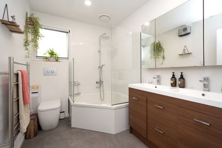 Photo of property in 10 Osmond Lane, Mount Pleasant, Christchurch, 8081