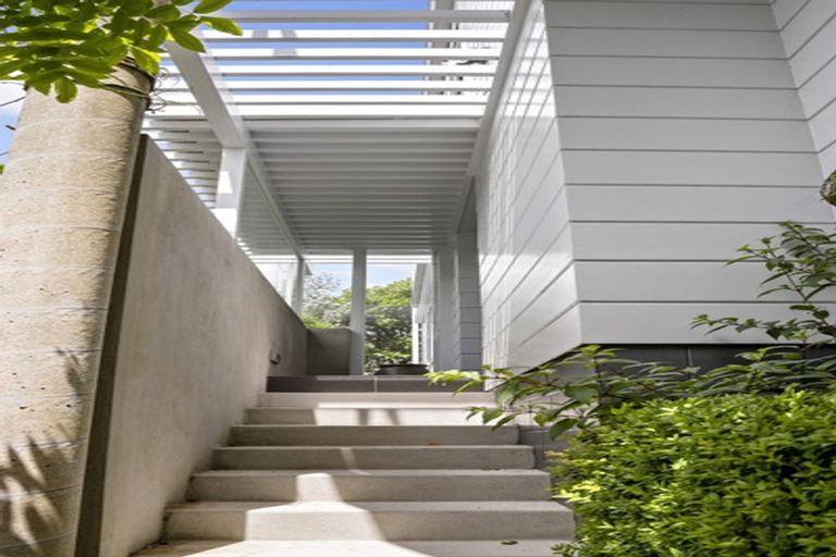 Photo of property in 15 Wadestown Road, Wadestown, Wellington, 6012