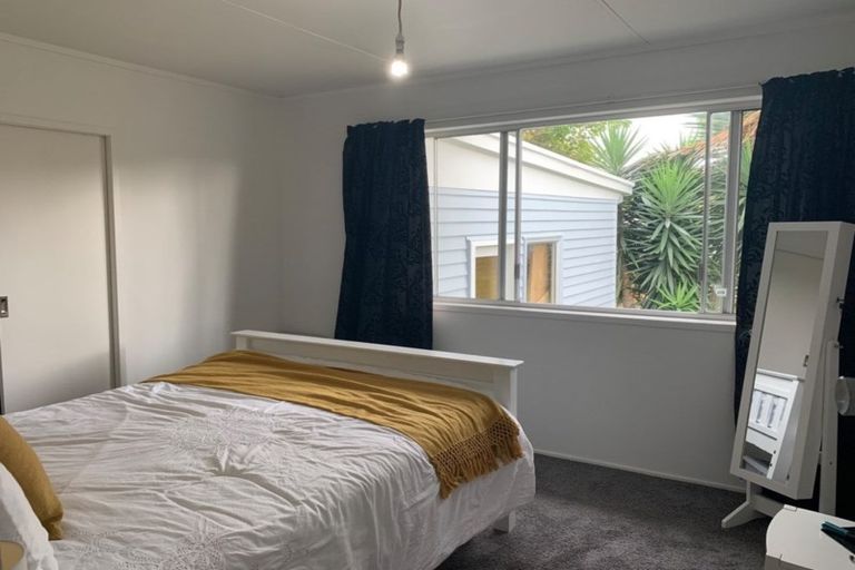 Photo of property in 18 Walton Street, Red Beach, 0932