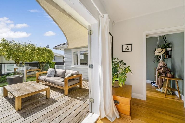 Photo of property in 17a Clinton Avenue, Te Atatu Peninsula, Auckland, 0610