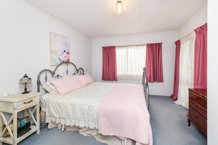 Photo of property in 72 Geraldine Crescent, Cloverlea, Palmerston North, 4412