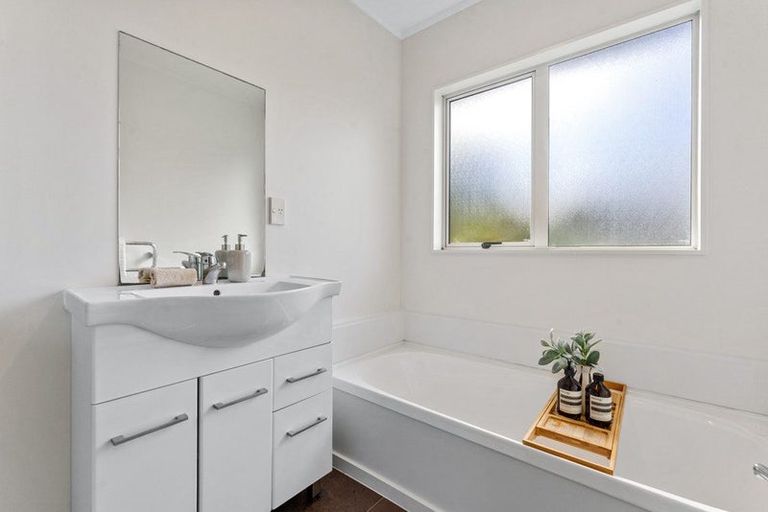 Photo of property in 2/142 Archers Road, Glenfield, Auckland, 0629