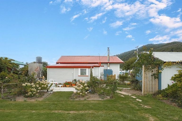 Photo of property in 10 Greenfield Street, Hector, 7822