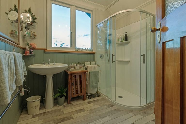 Photo of property in 2 Turitea Road, Fitzherbert, Palmerston North, 4472