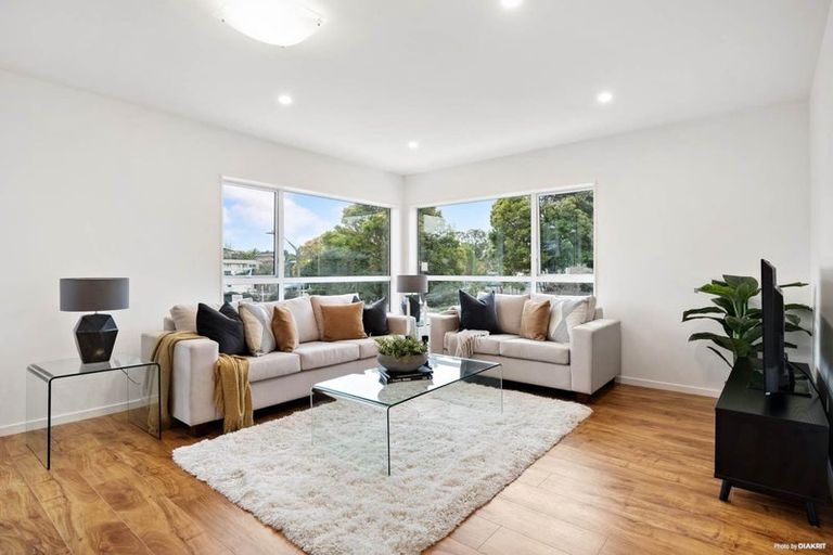 Photo of property in 1/8 Wykeham Place, Glenfield, Auckland, 0629