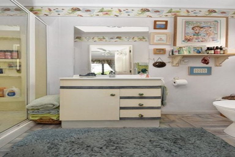 Photo of property in 105 Luckens Road, West Harbour, Auckland, 0618