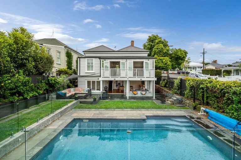 Photo of property in 6 Shoal Bay Road, Devonport, Auckland, 0624