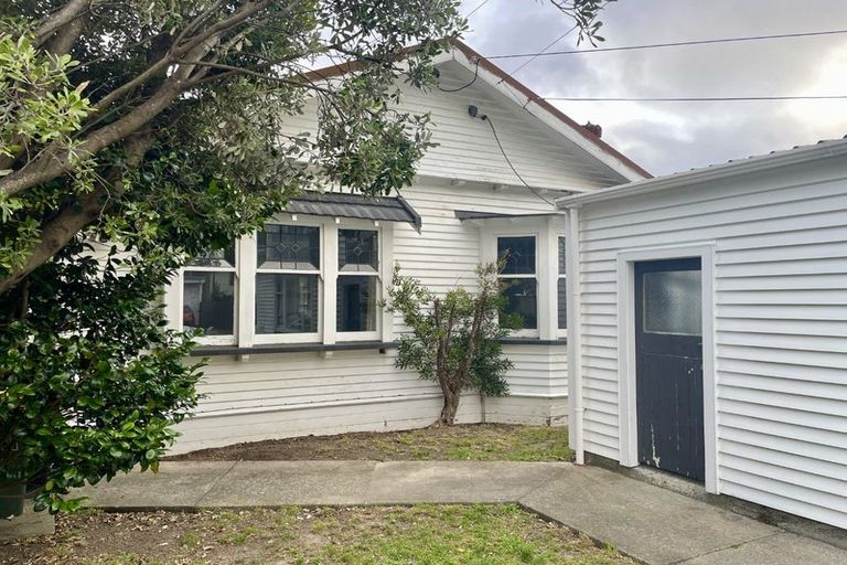 Photo of property in 23 Severn Street, Island Bay, Wellington, 6023