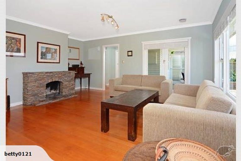 Photo of property in 296 East Coast Road, Forrest Hill, Auckland, 0620