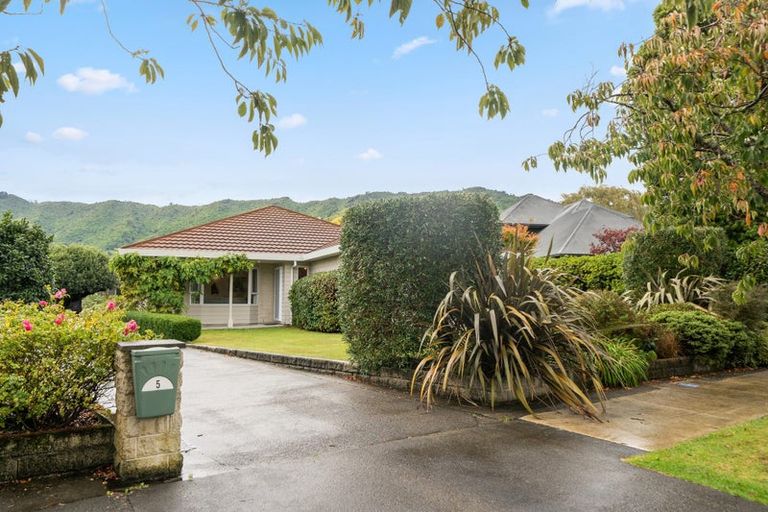 Photo of property in 5 Papawai Grove, Waikanae, 5036
