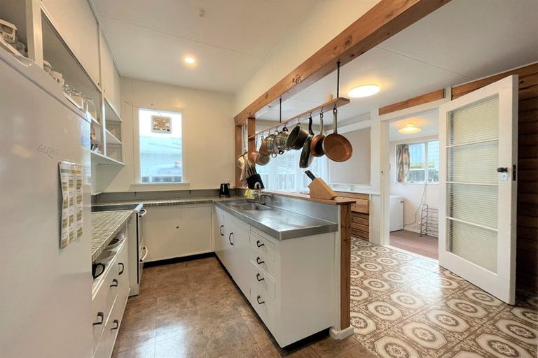 Photo of property in 18 Parkvale Road, Karori, Wellington, 6012