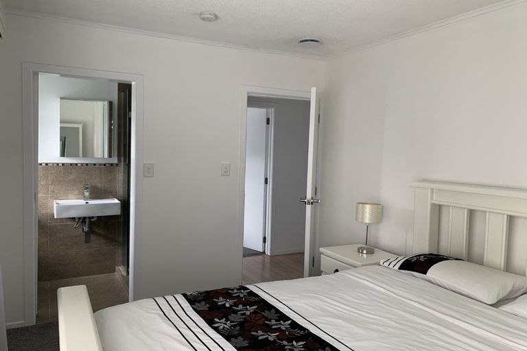 Photo of property in 1/25 Barrys Road, Glendene, Auckland, 0602