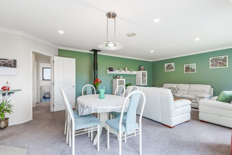 Photo of property in 4 Toledo Avenue, Henderson, Auckland, 0612