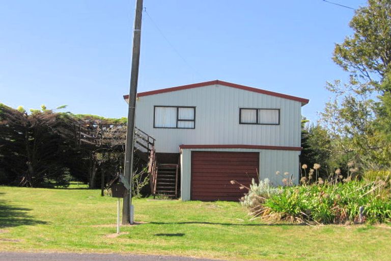 Photo of property in 16 Hicks Place, Cooks Beach, Whitianga, 3591