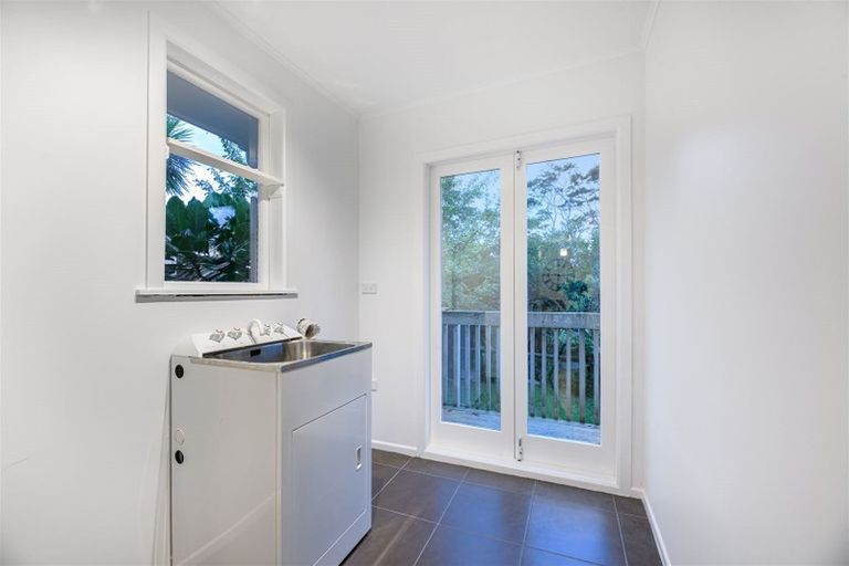 Photo of property in 8 Thuja Street, Green Bay, Auckland, 0604