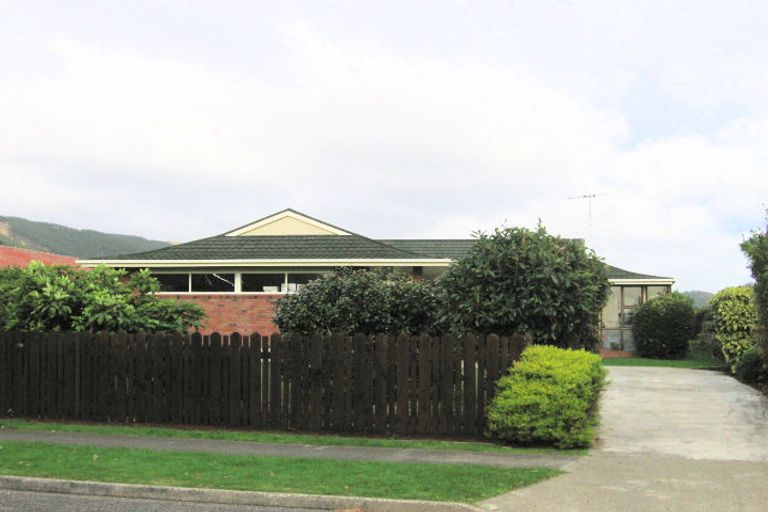 Photo of property in 27 Rewarewa Crescent, Waikanae, 5036