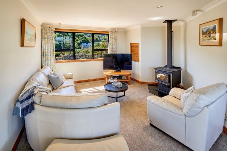 Photo of property in 63 Maungaraki Road, Korokoro, Lower Hutt, 5012