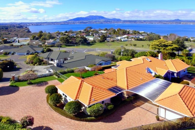 Photo of property in 2 Krissell Place, Acacia Bay, Taupo, 3330