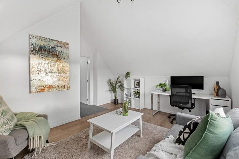 Photo of property in 22 Redfern Lane, Glenfield, Auckland, 0629